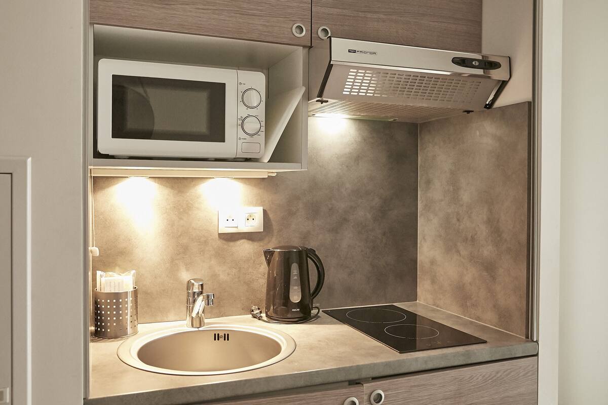 standard studio, 2 single beds, kitchenette | premium bedding, in-room safe, desk, soundproofing