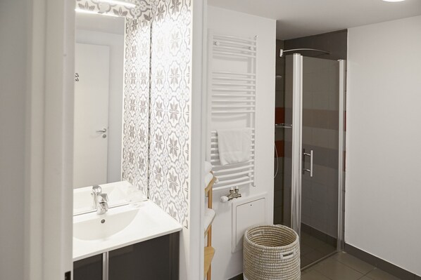 Shower, eco-friendly toiletries, hair dryer, towels - Aparthotel Adagio Access Massy Palaiseau (Palaiseau)