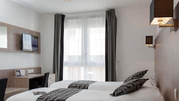 Studio, 2 eenpersoonsbedden | Luxe beddengoed, een kluis op de kamer, een bureau, geluiddichte muren