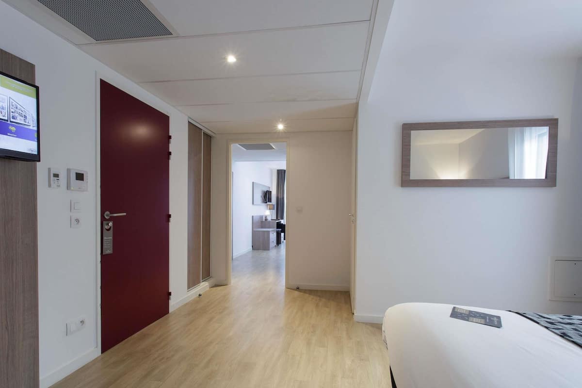 Hochwertige Bettwaren, Zimmersafe, Schreibtisch, schallisolierte Zimmer
