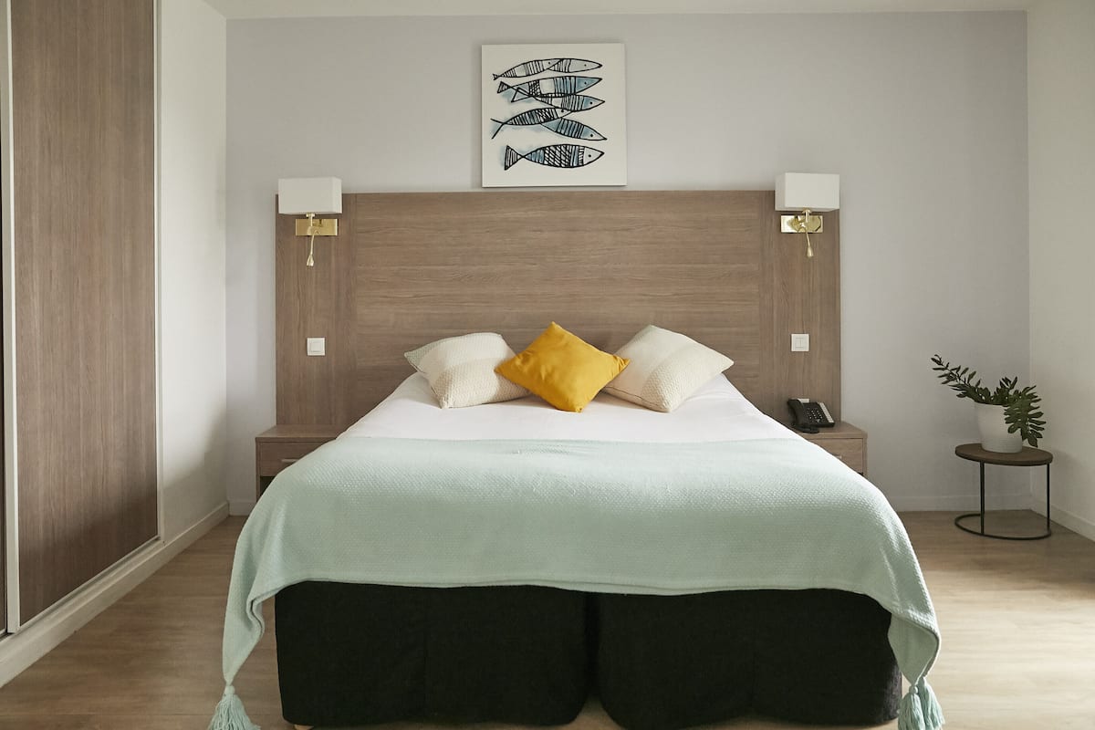 Premium bedding, in-room safe, desk, soundproofing