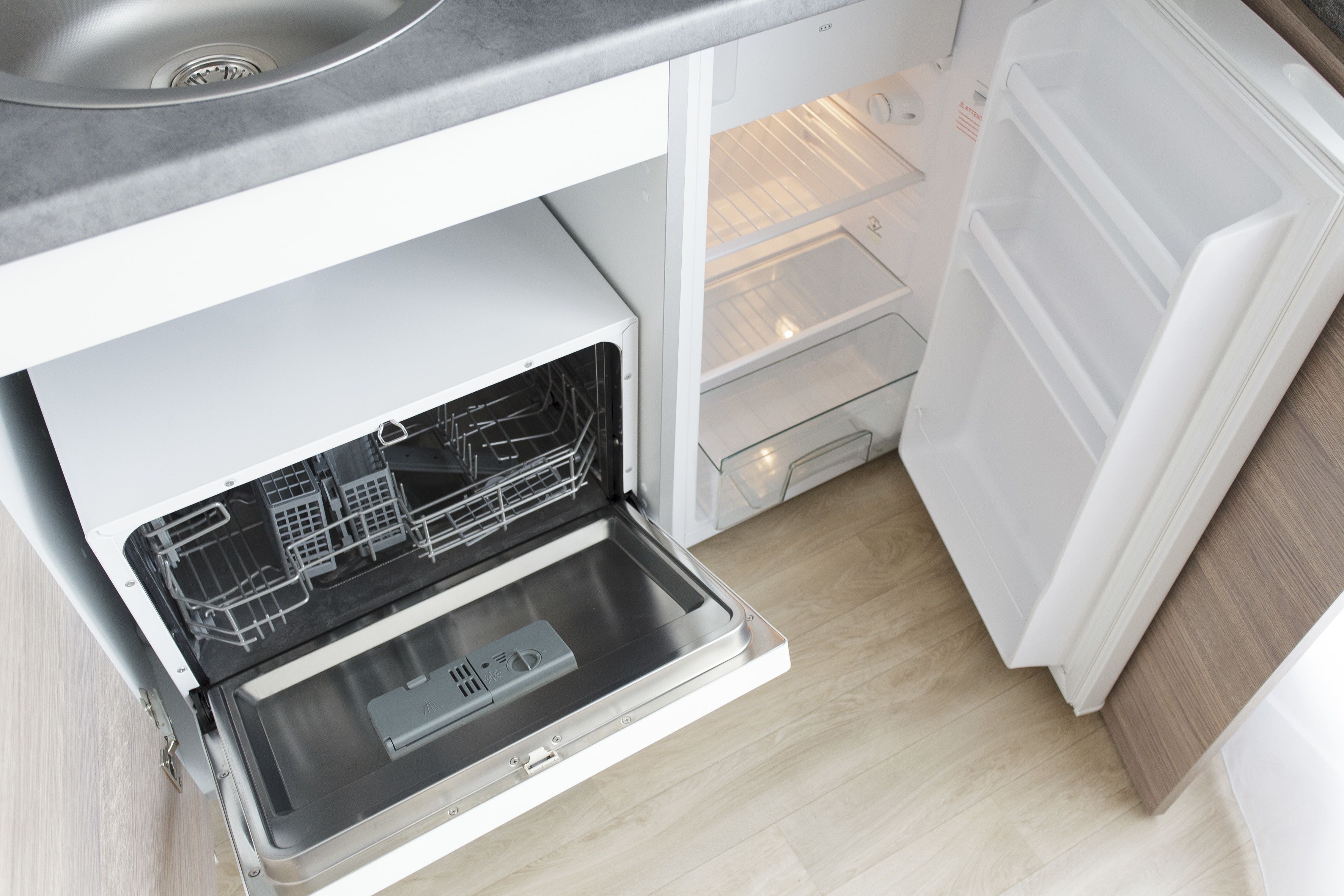 fridge, microwave, stovetop, dishwasher