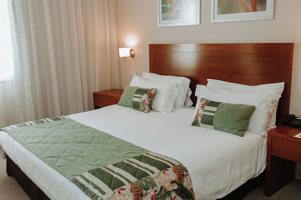 suite, 1 king bed, non smoking | minibar, in-room safe, desk, blackout curtains