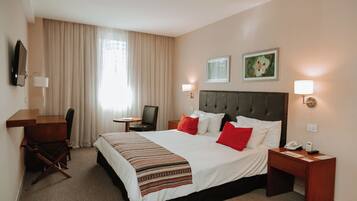 Room, 1 King Bed, Non Smoking | Minibar, in-room safe, desk, blackout curtains