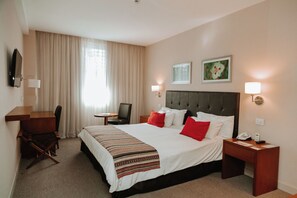 Minibar, in-room safe, desk, blackout drapes - Howard Johnson by Wyndham Yerba Buena (Yerba Buena)