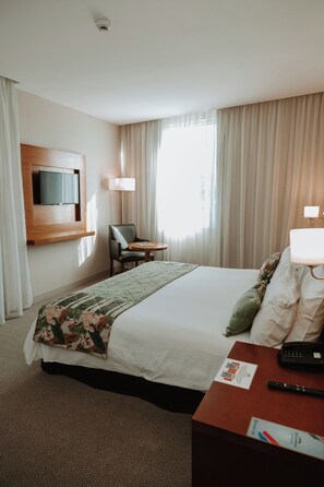 Suite, 1 cama de matrimonio grande, no fumadores | Minibar, caja fuerte, escritorio y cortinas opacas
