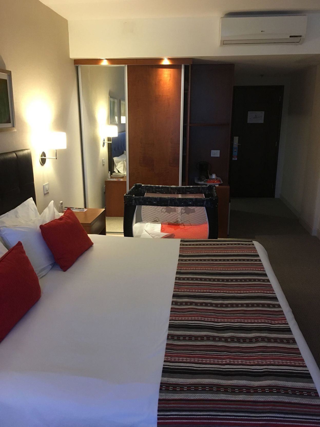 미니바, 객실 내 금고, 책상, 암막 커튼