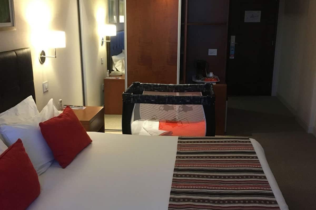 Minibar, caja de seguridad en la habitación y escritorio