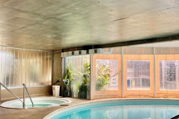 Utendørsbasseng, bassengparasoller og solsenger