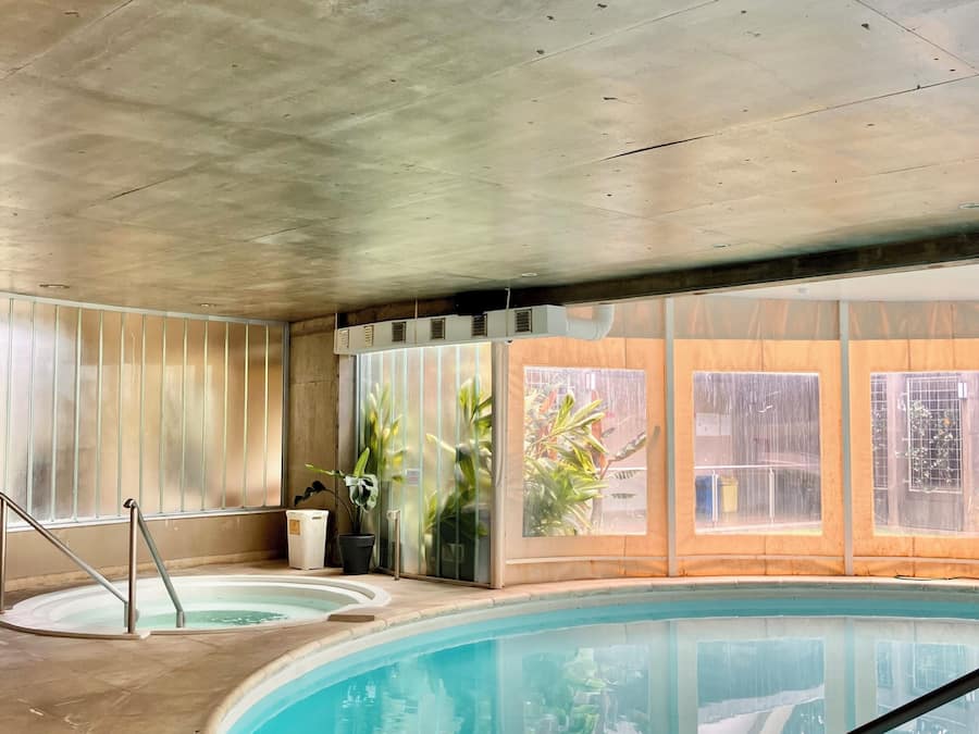 Piscine extérieure, parasols de plage, chaises longues