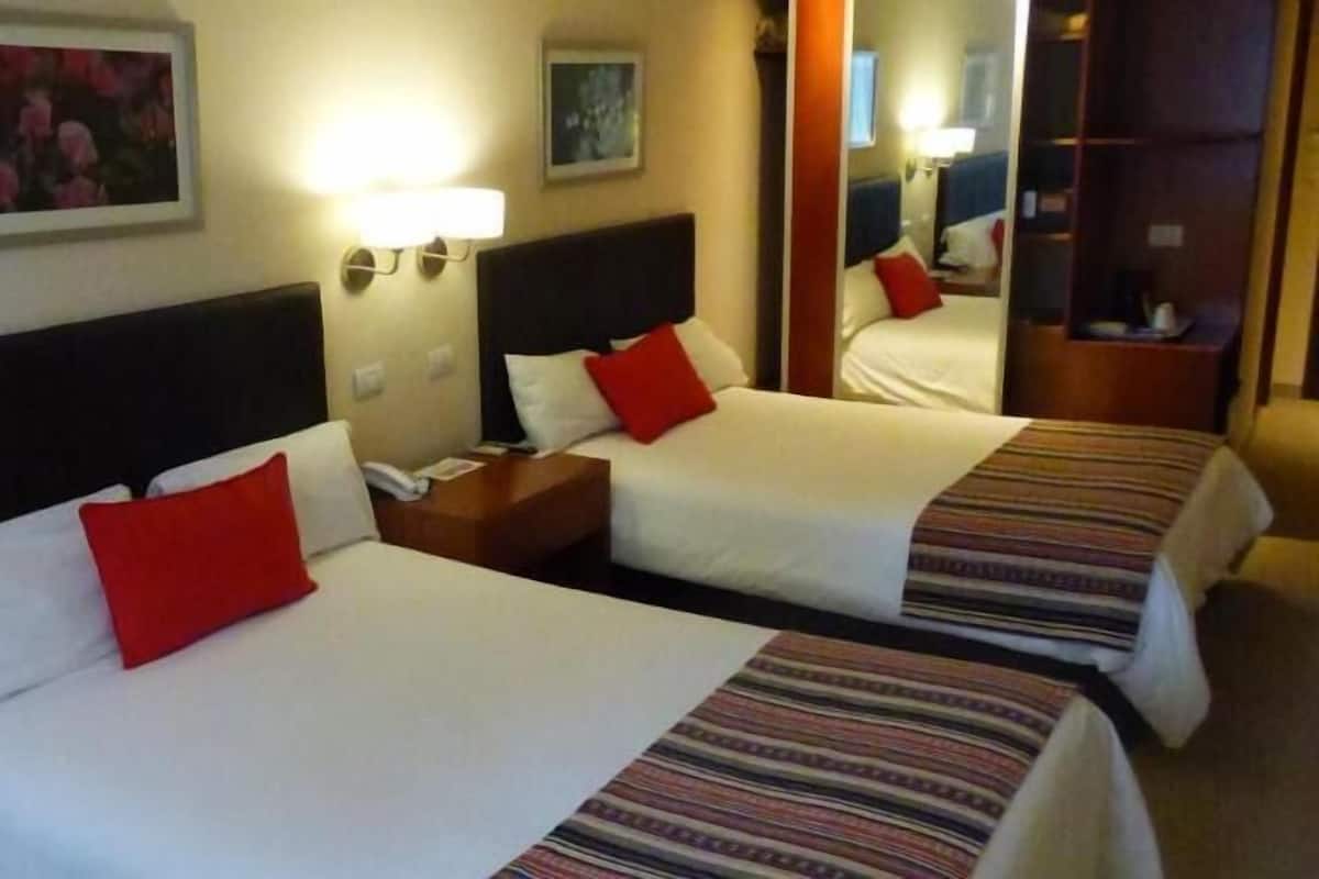 Minibar, caja de seguridad en la habitación y escritorio