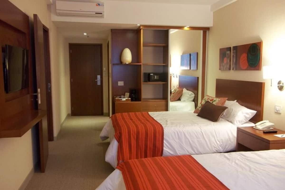 Minibar, una cassaforte in camera, una scrivania, tende oscuranti