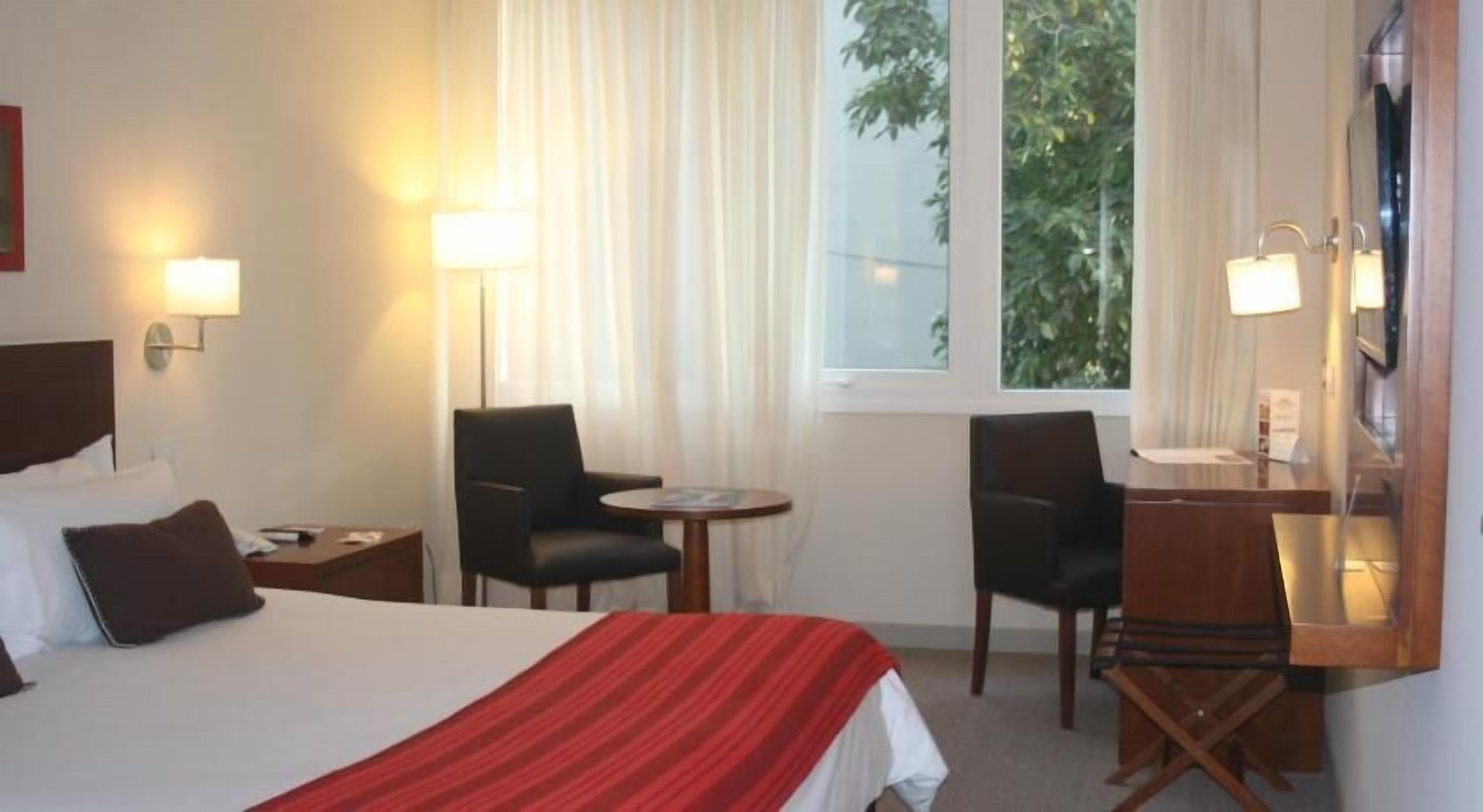 미니바, 객실 내 금고, 책상, 암막 커튼