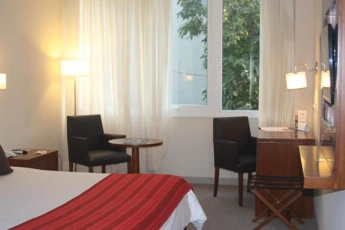 Minibar, caja de seguridad en la habitación y escritorio