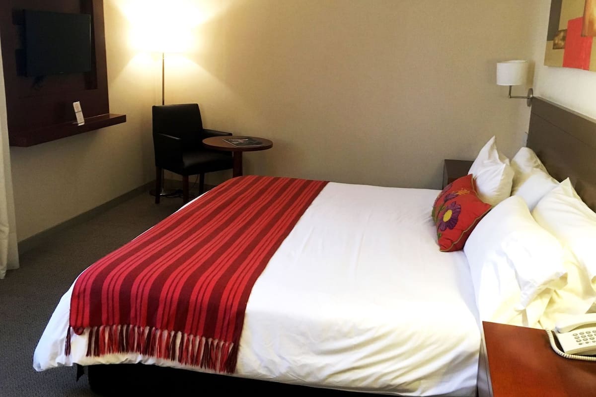 Minibar, caja de seguridad en la habitación y escritorio