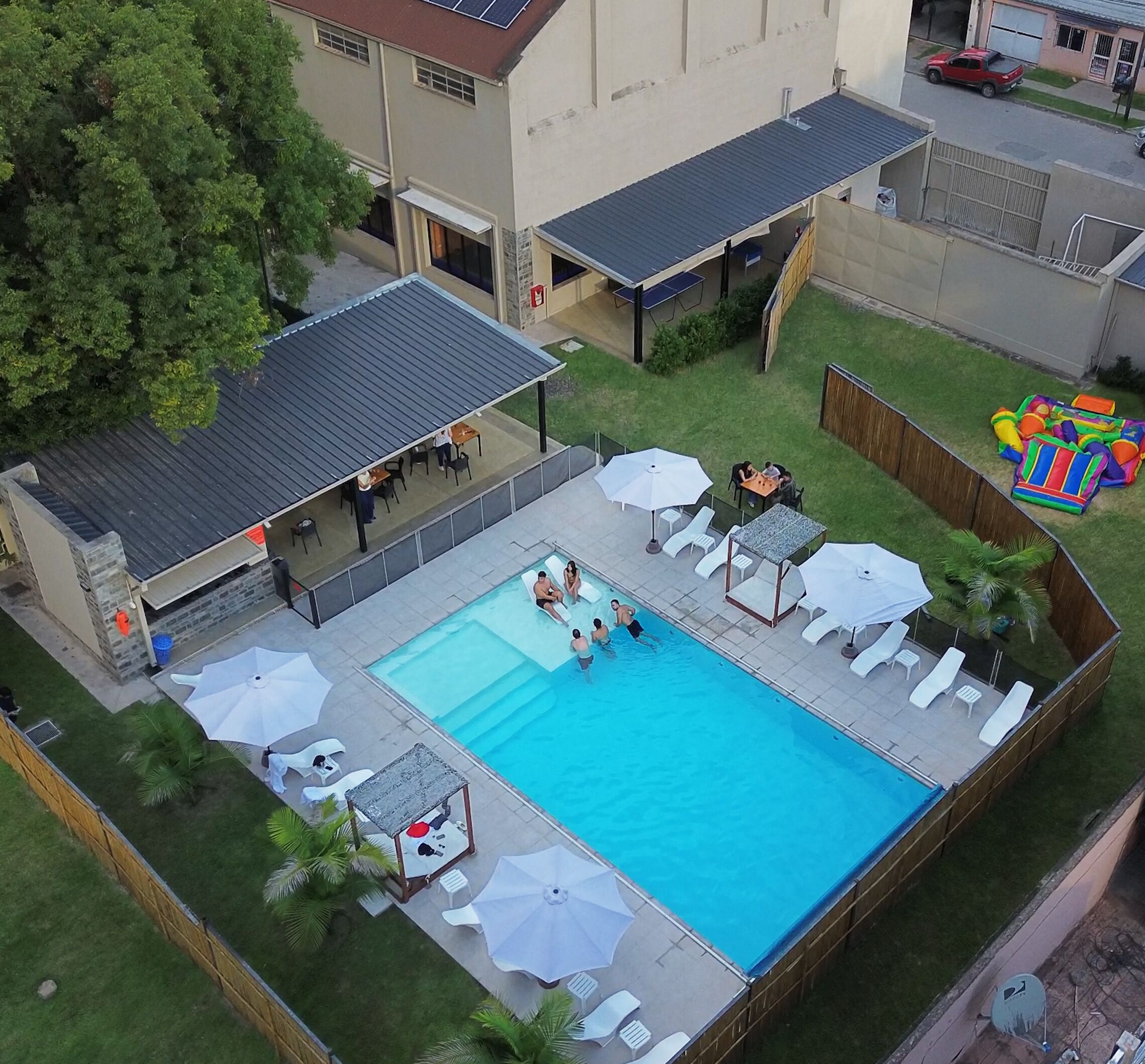 สระว่ายน้ำกลางแจ้ง เปิด 10:00 น. ถึง 21:00 น., ร่มริมสระว่ายน้ำ