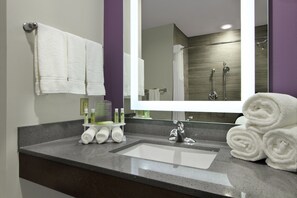 Combined shower/bathtub, free toiletries, towels, soap
