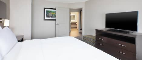 Suite, 1 cama King size y sofá cama | Escritorio, espacio para trabajar con laptop y cortinas blackout