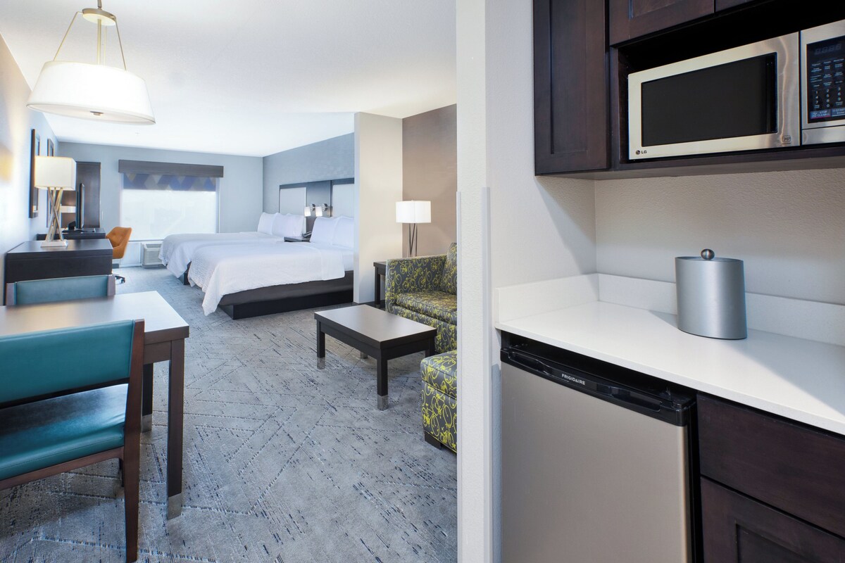 Suite, 2 queensize-senger (Extra Floor Space) | Skrivebord, skrivebord for bærbar PC og blendingsgardiner