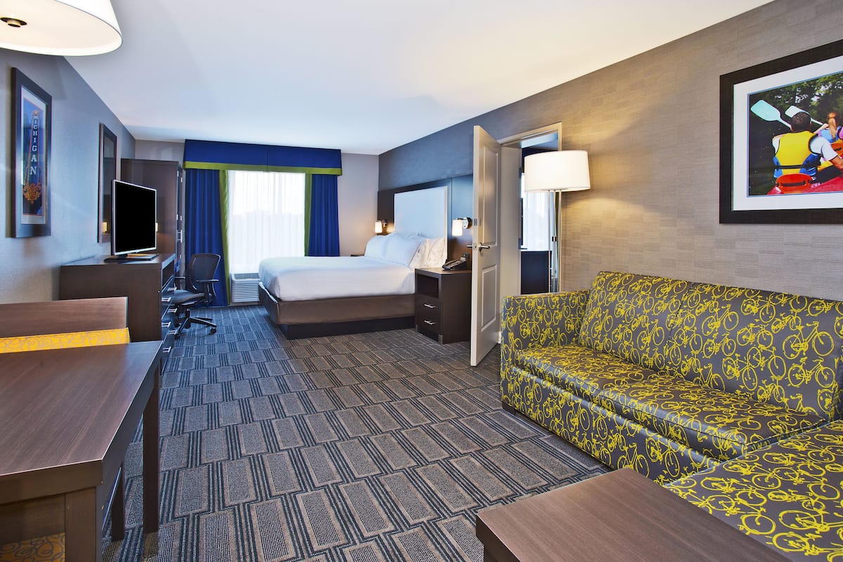 Suite, Multiple Beds | 1 bedroom, desk, laptop workspace, blackout drapes