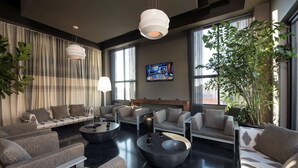 Una sala de estar moderna con sofás, una mesa de centro y un televisor.