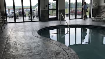 Kolam renang indoor, dengan kursi berjemur