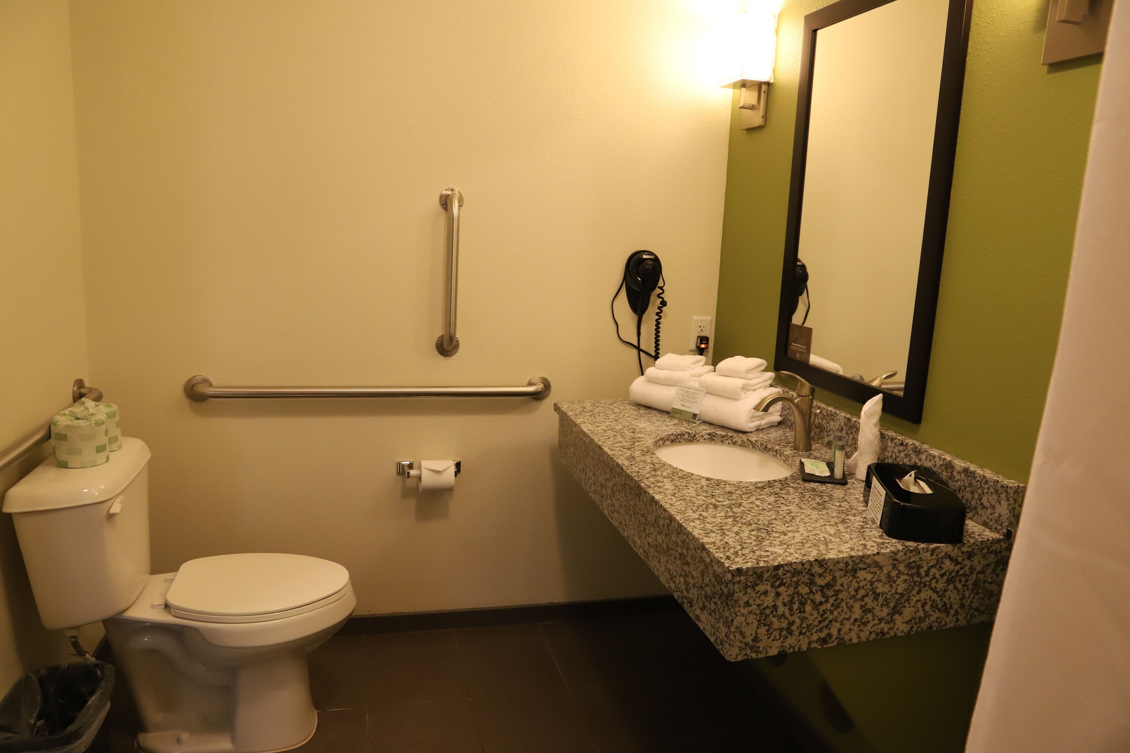 combined shower/bathtub, hair dryer, towels