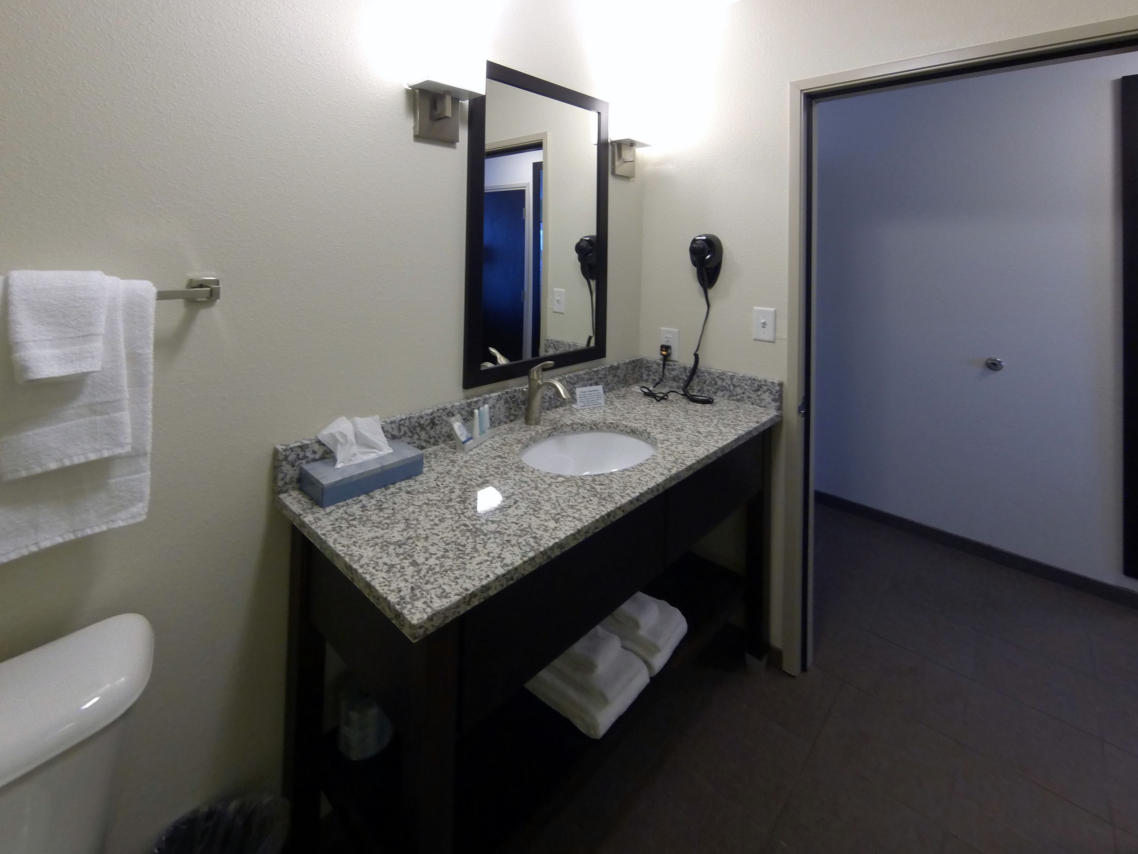 combined shower/bathtub, hair dryer, towels