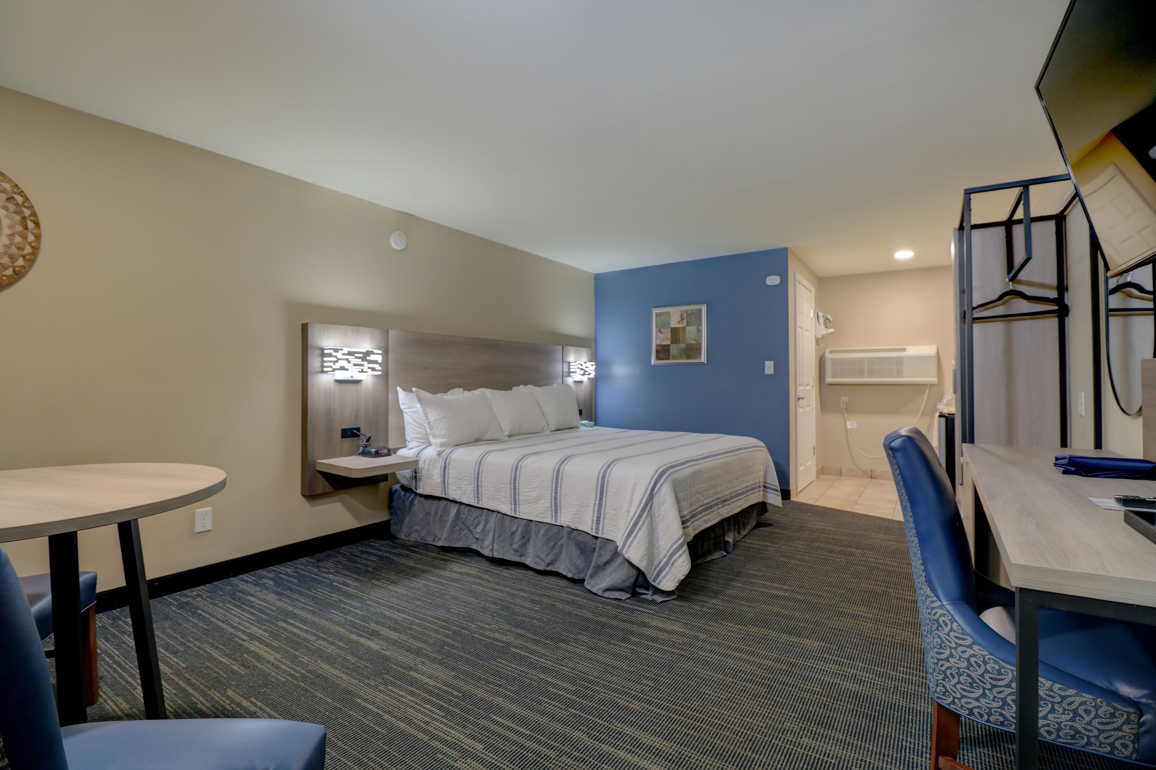 king room no stairs | 1 bedroom, individually decorated, individually furnished, desk