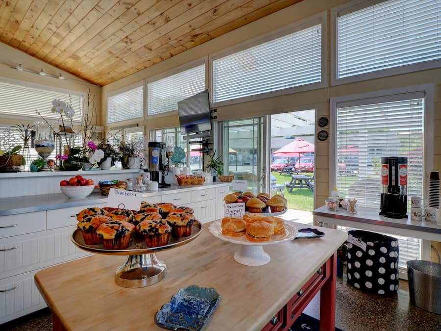 Café da manhã com buffet grátis todos os dias