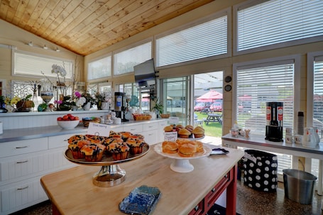 Desayuno buffet incluido todos los días . Wells-Ogunquit Resort Motel & Cottages