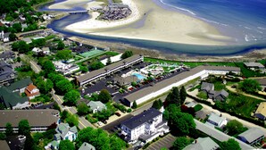Une ville côtière dotée d’une plage, d’un port de plaisance et d’un mélange de bâtiments résidentiels et commerciaux.