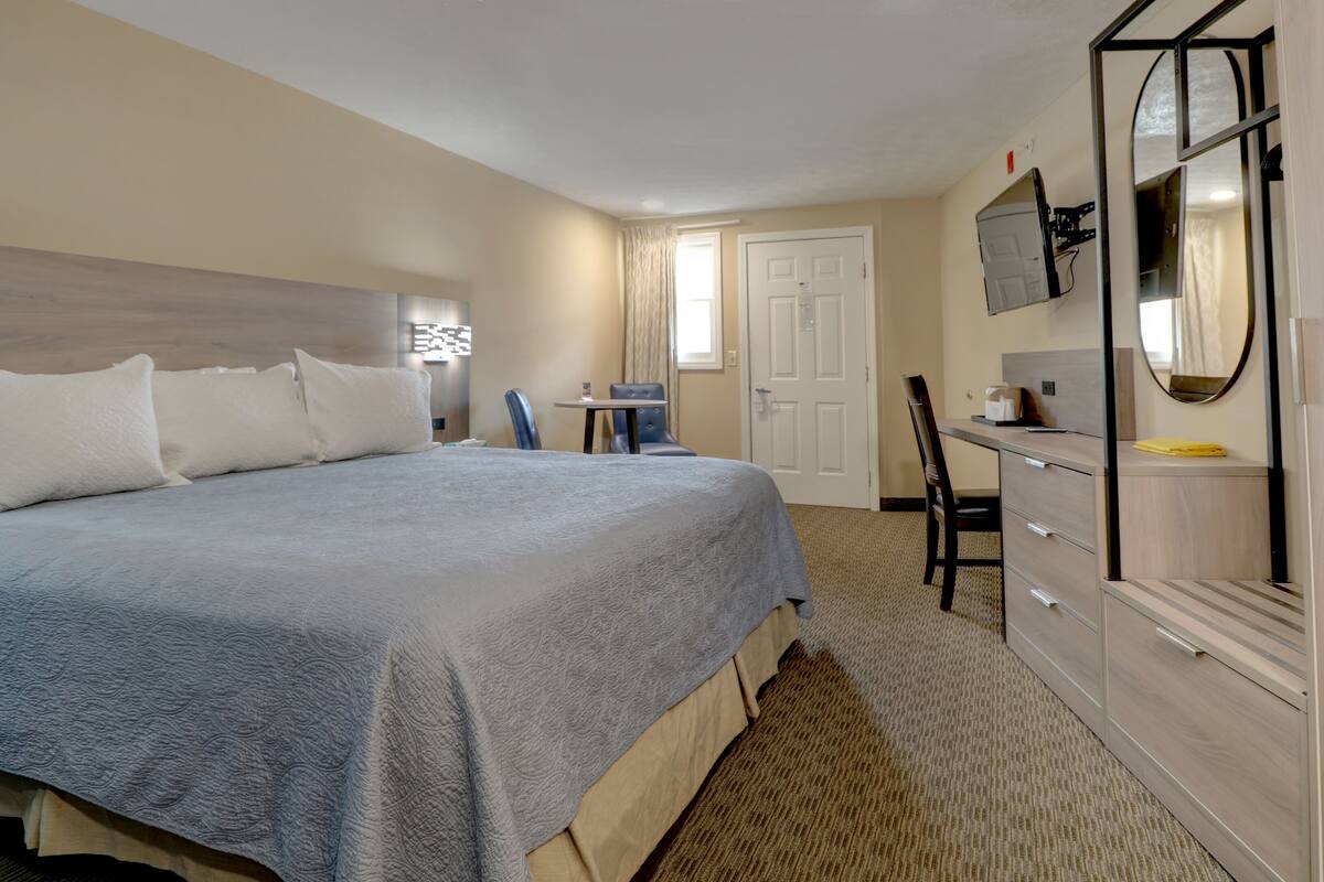 king room no stairs | 1 bedroom, individually decorated, individually furnished, desk