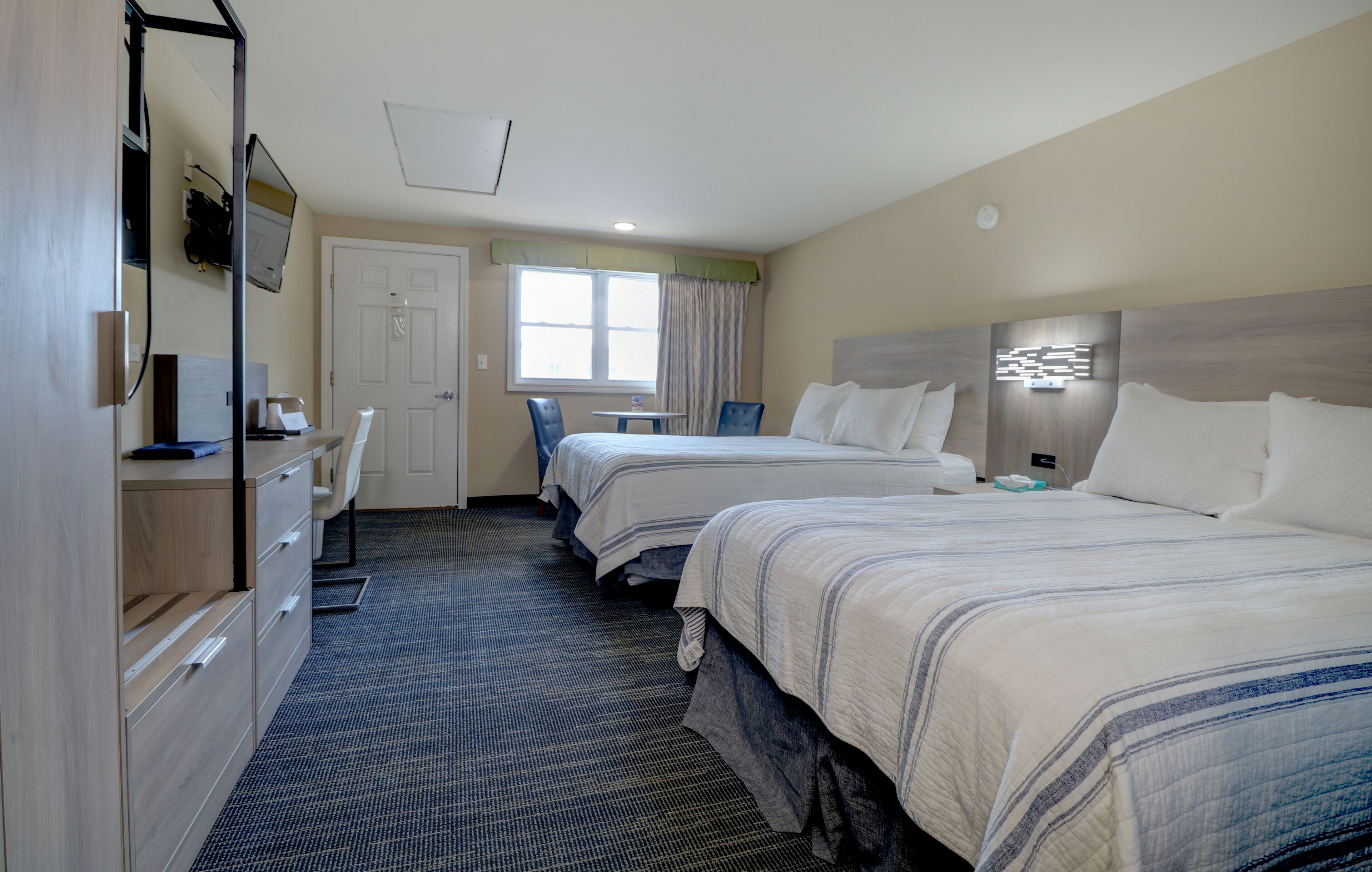 Queen and Double (2 beds)