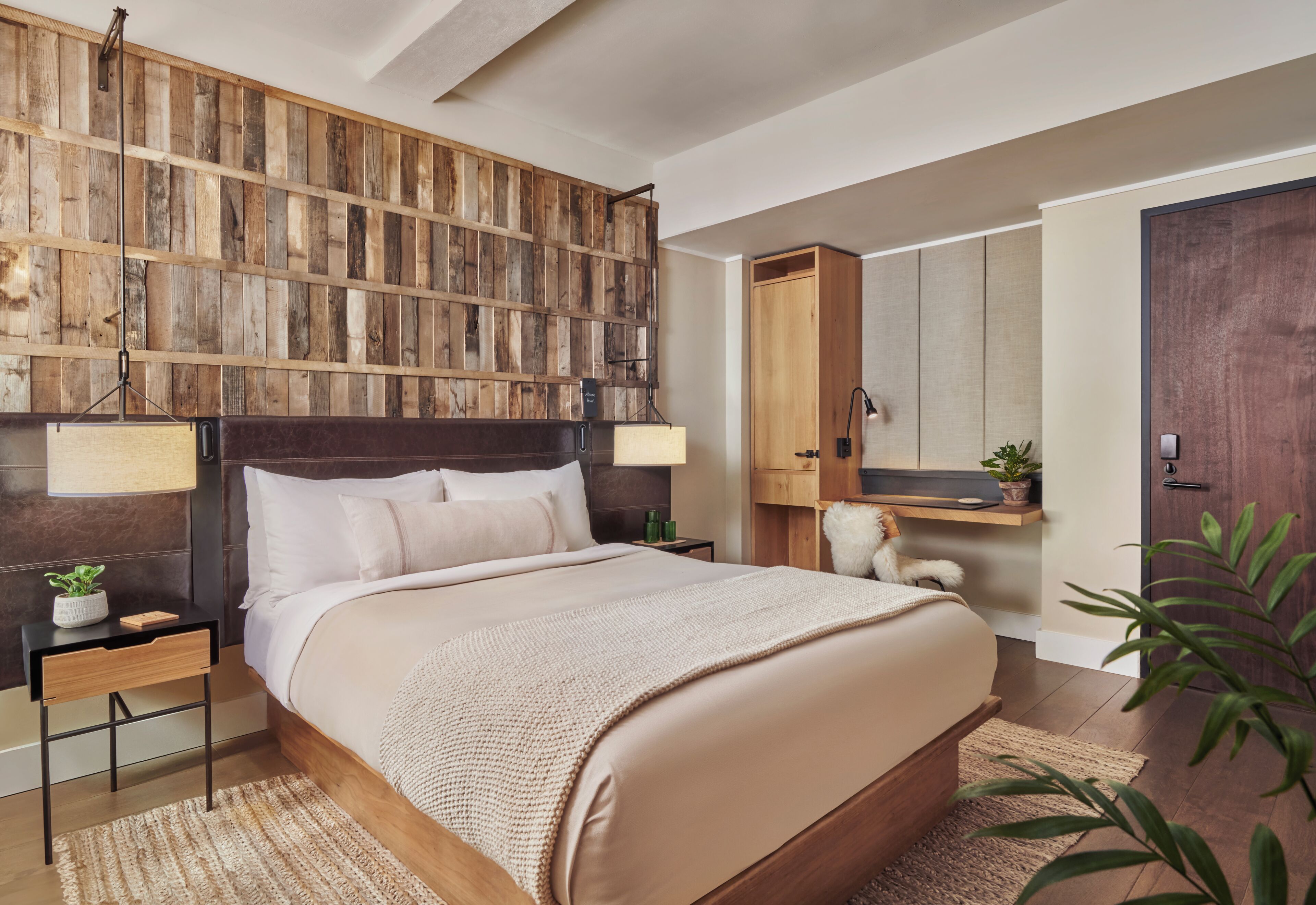 Kamar, 1 Tempat Tidur Queen (Alcove) | Seprai antialergi, minibar, brankas, dan meja kerja