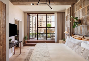 Hypo-allergenic bedding, minibar, in-room safe, desk at 1 Hotel Central Park