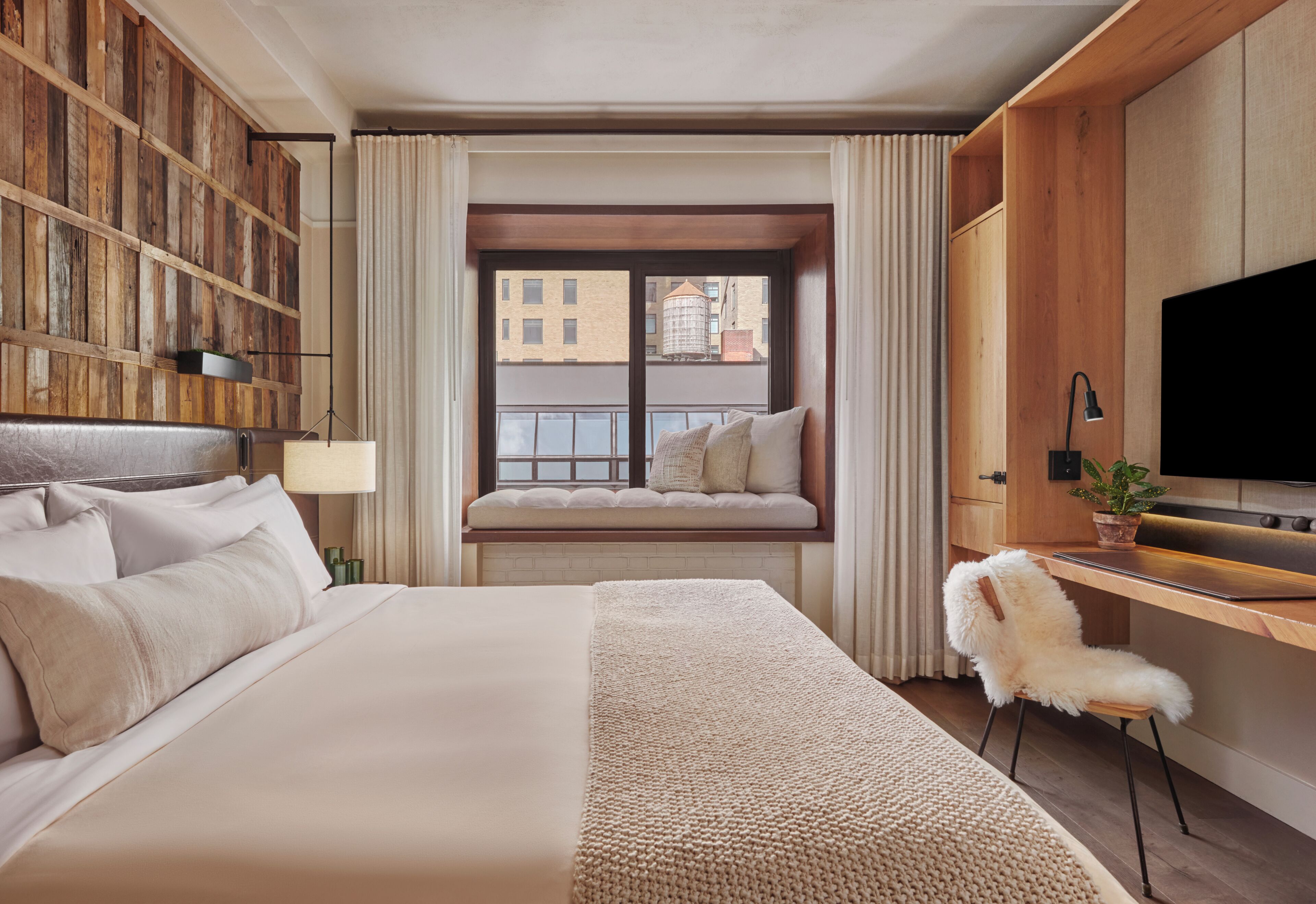 Kamar, 1 Tempat Tidur King (Lounge) | Seprai antialergi, minibar, brankas, dan meja kerja