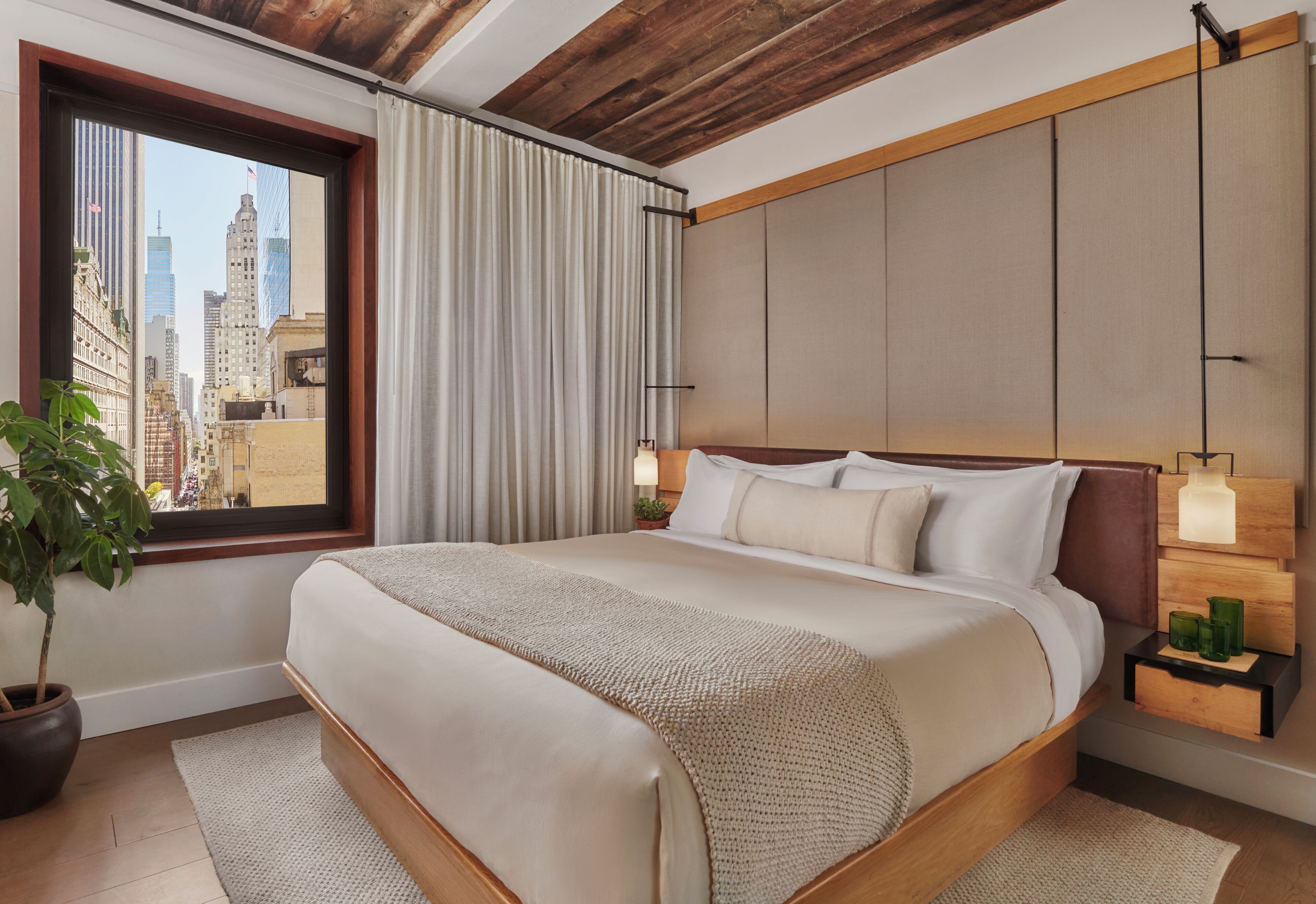 Kamar, 1 Tempat Tidur King | Seprai antialergi, minibar, brankas, dan meja kerja