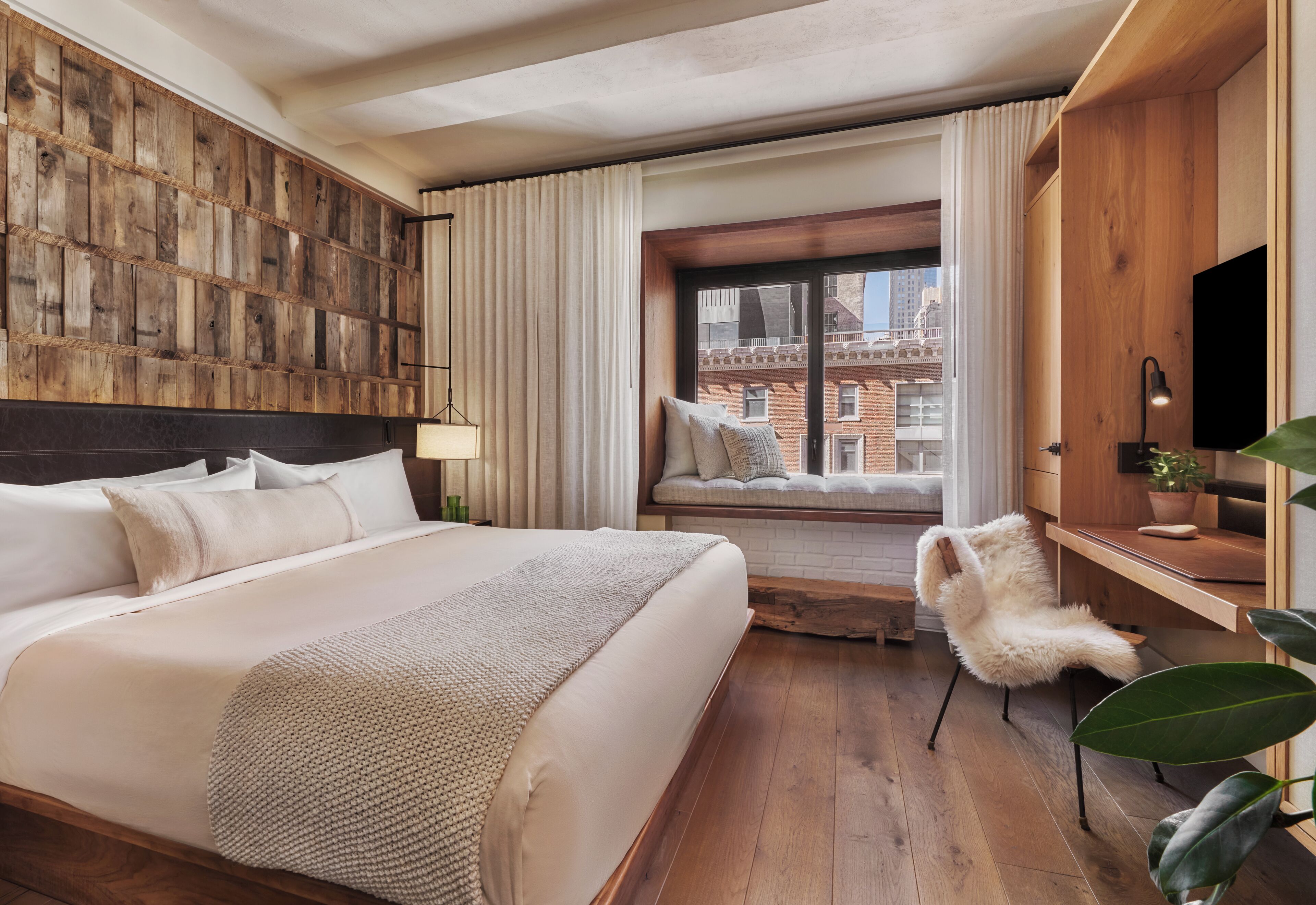 Studio, 1 Tempat Tidur King | Seprai antialergi, minibar, brankas, dan meja kerja