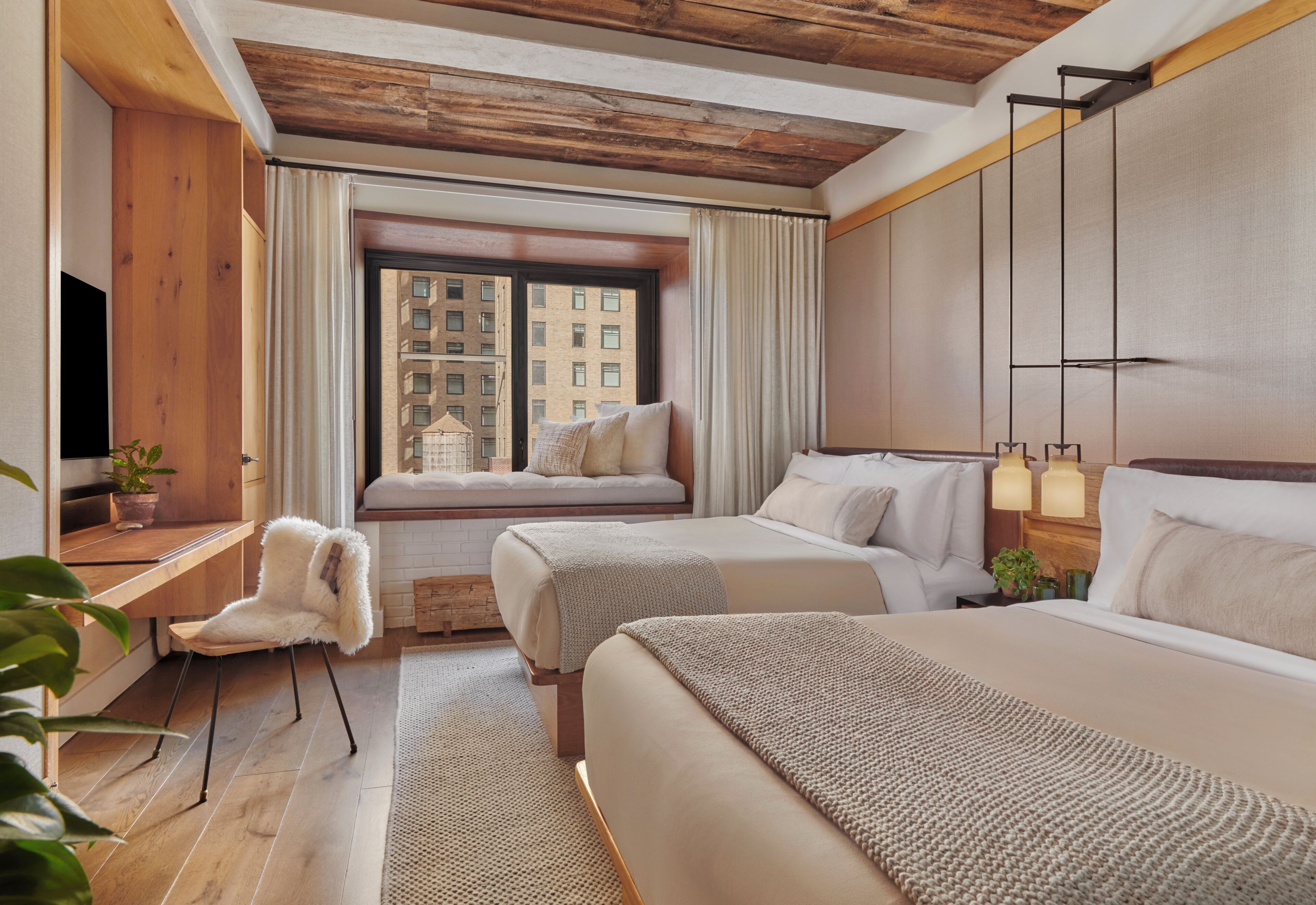 Kamar, 2 Tempat Tidur Double | Seprai antialergi, minibar, brankas, dan meja kerja