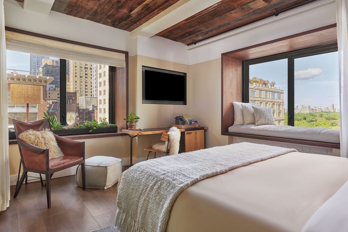 Hypo-allergenic bedding, minibar, in-room safe, desk