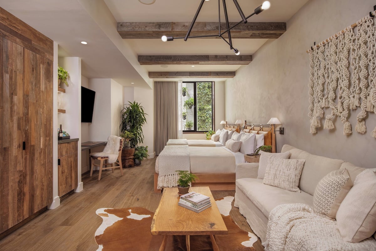 Studio Suite, 2 Tempat Tidur Double | Seprai antialergi, minibar, brankas, dan meja kerja