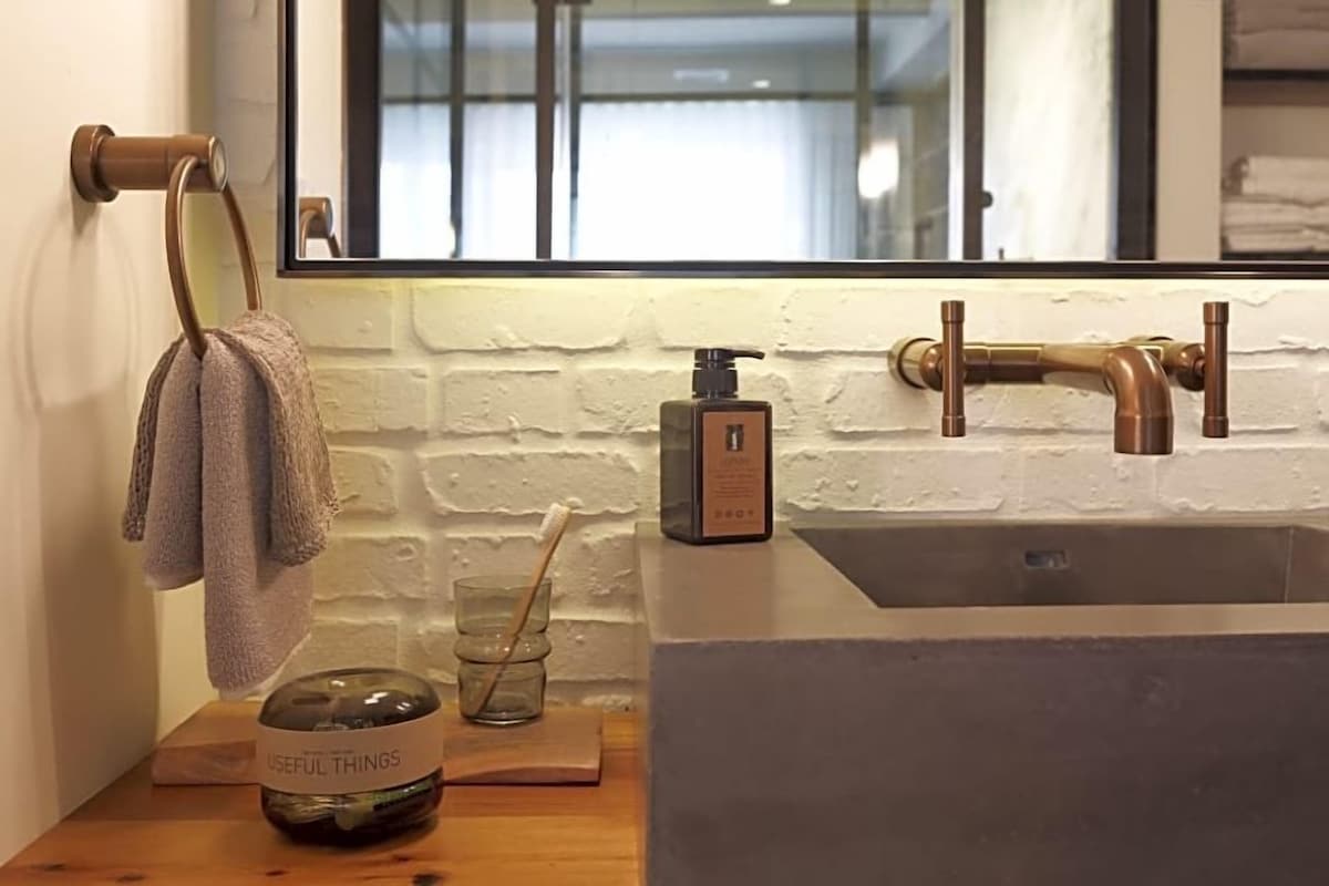Baño | Regadera tipo lluvia y amenidades de baño de diseñador