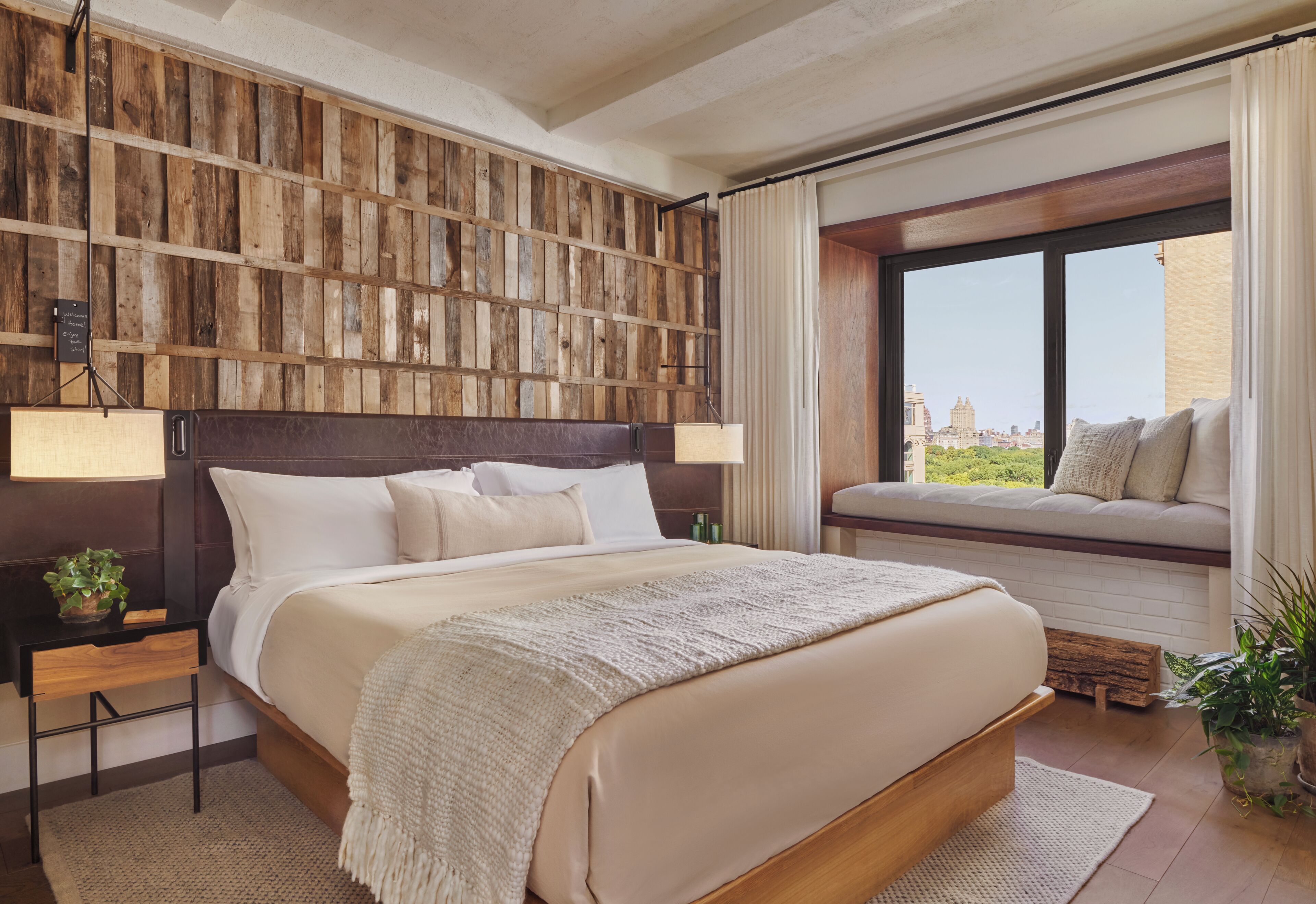 Suite | Seprai antialergi, minibar, brankas, dan meja kerja