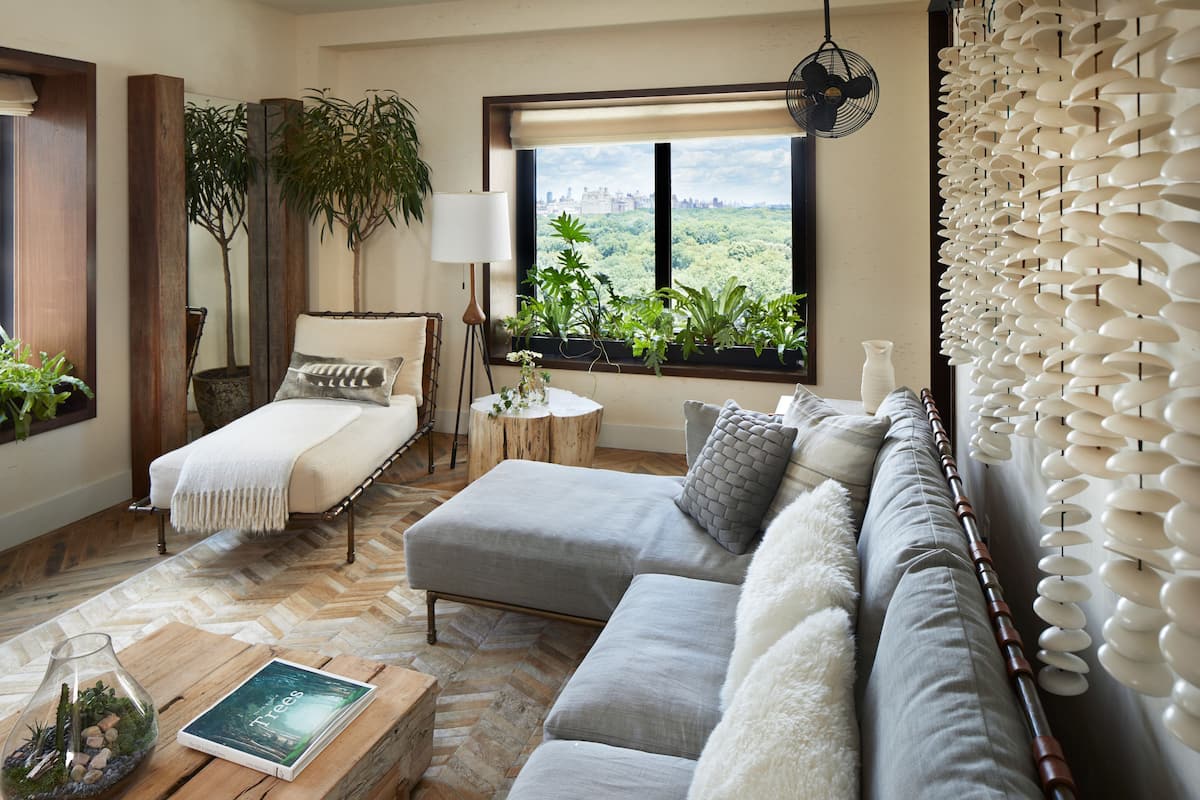 Suite, 2 kamar tidur (Greenhouse) | Ruang keluarga | Televisi LCD 55-inci dengan saluran TV kabel, TV, dan Netflix