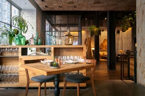 Breakfast, lunch, dinner and brunch served  - 1 Hotel Central Park (New York)