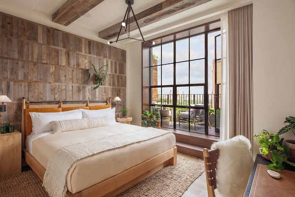 Parking avec voiturier (110 USD par nuit)