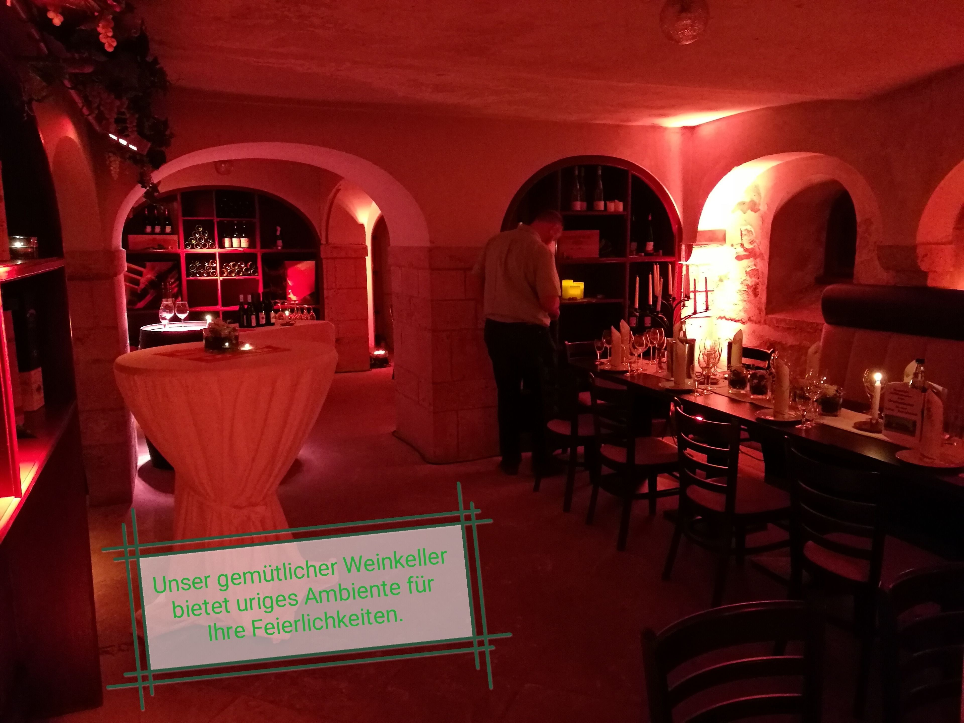 Un restaurante tenuemente iluminado, con techos abovedados y una mesa dispuesta para comer.