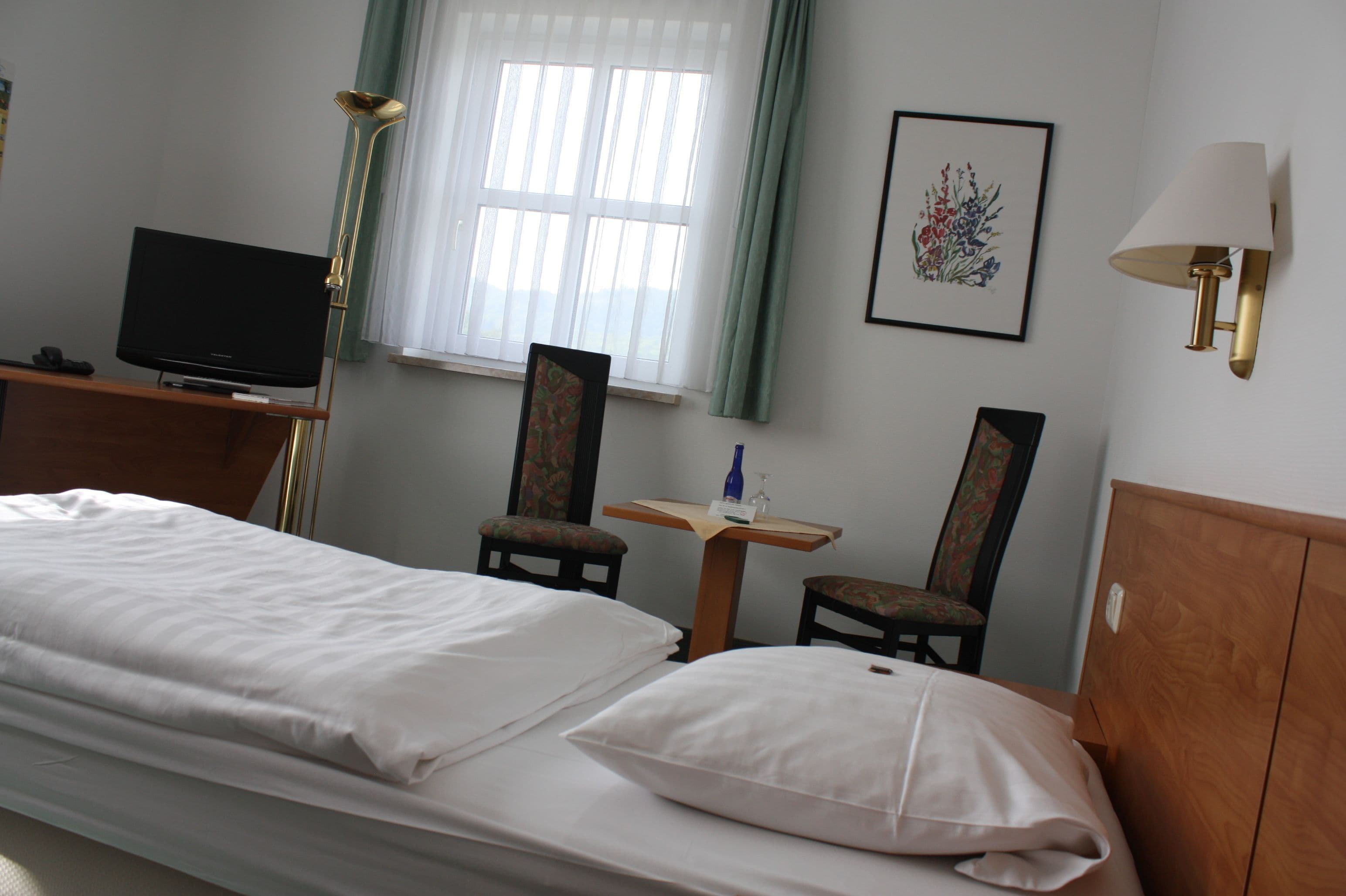 hypo-allergenic bedding, desk, free wifi, bed sheets