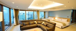 European Suite, Ocean View (Occupancy : min 4, max 8 - Additional person fee pay upon arrival) | 起居区 | 平板电视